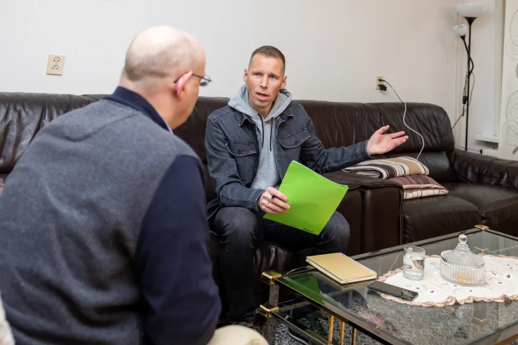 De adviseur bespreekt de wensen en mogelijkheden